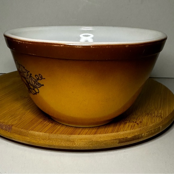 Vintage Pyrex Old Orchard Brown 401 Mixing Nesting Bowl, fruit pattern, 1.5 pint - Picture 2 of 10